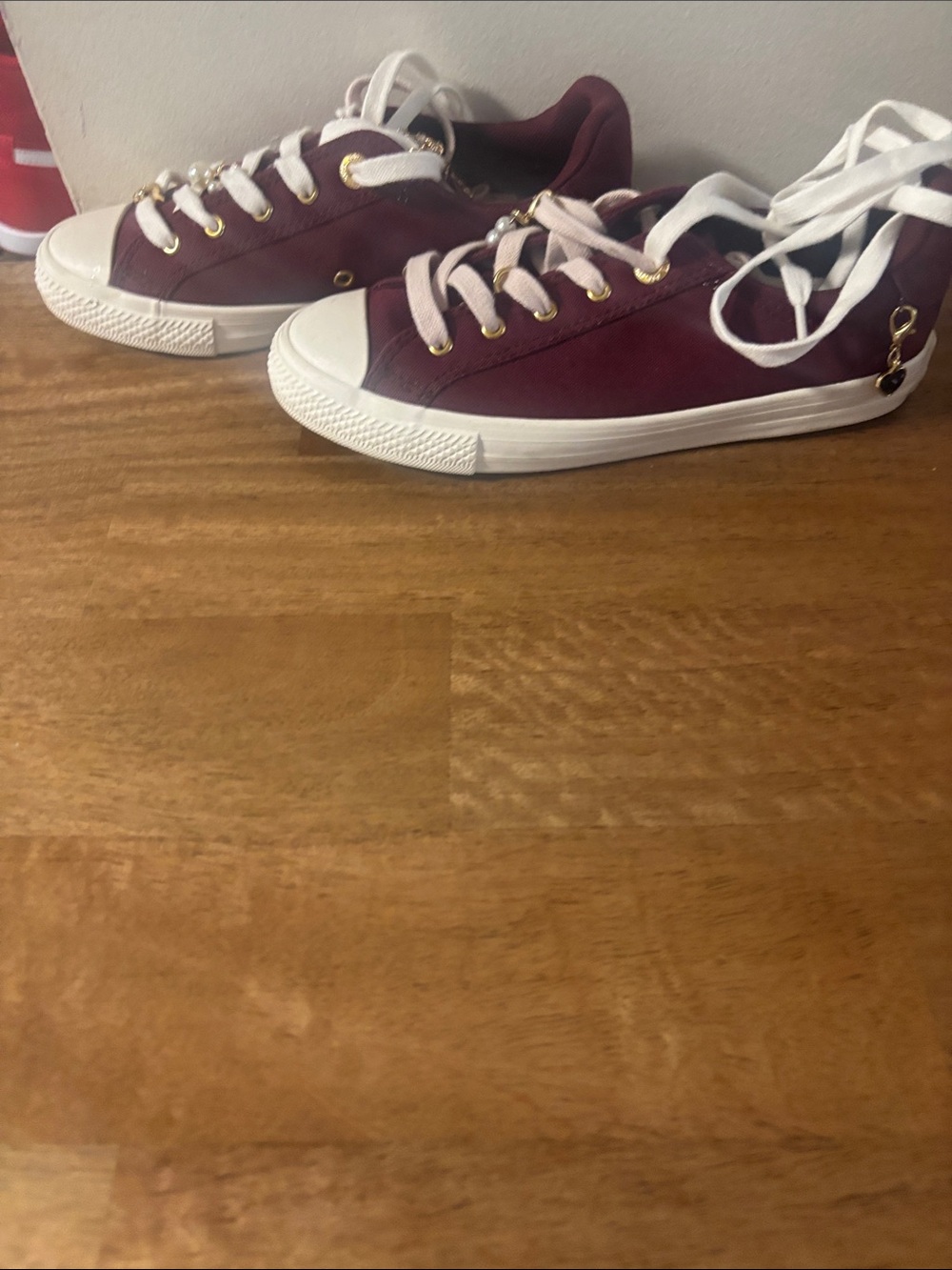 Converse chuck Taylor dainty lucky charm Sneakers in Burgundy. Size 5